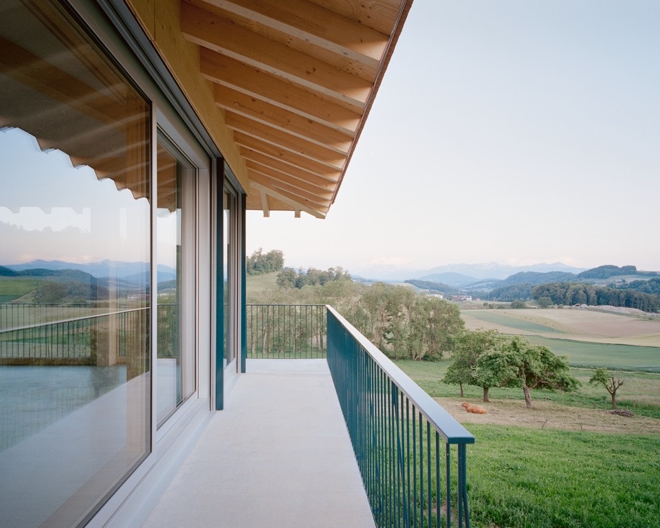 檐下步道与远景 / Sheltered walkway and distant landscape