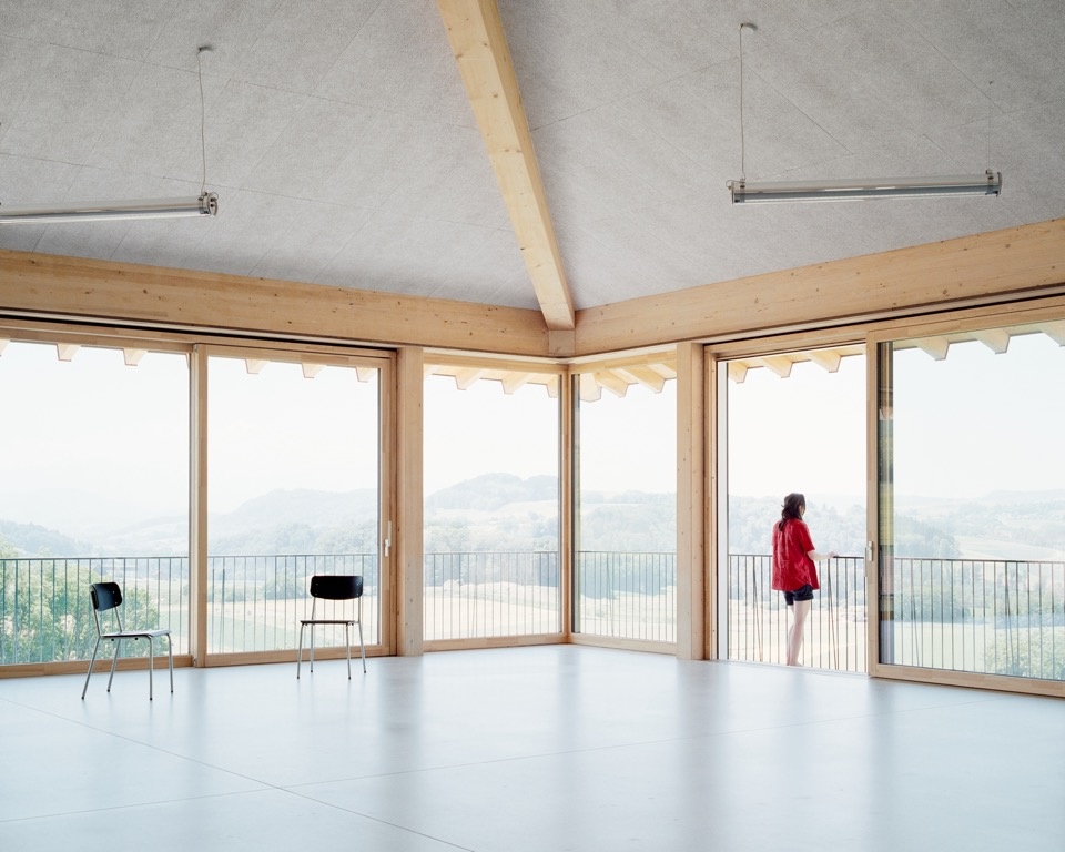 向景观打开的玻璃转角 / Glazed corner opening towards the landscape