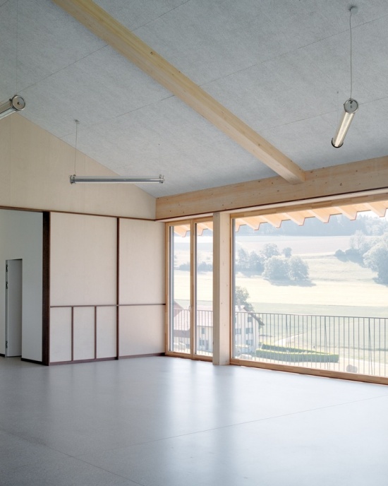 室内木作与窗洞 / Interior joinery and window