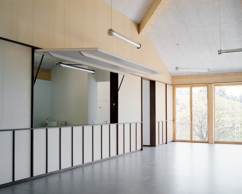 面向礼堂的吧台 / Bar opening onto the hall