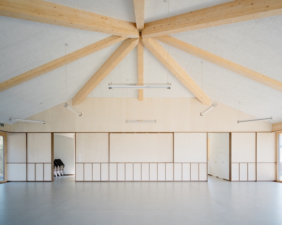 四坡屋顶下的公共空间 / Gathering space beneath the hipped roof