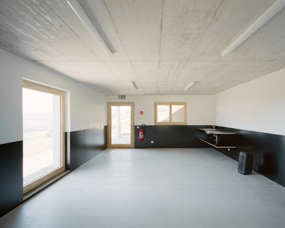 下层青年活动空间 / Youth room on the lower level