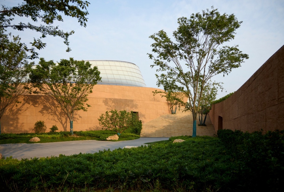 草坡之上的建筑主体 / The building mass resting on the grassy slope
