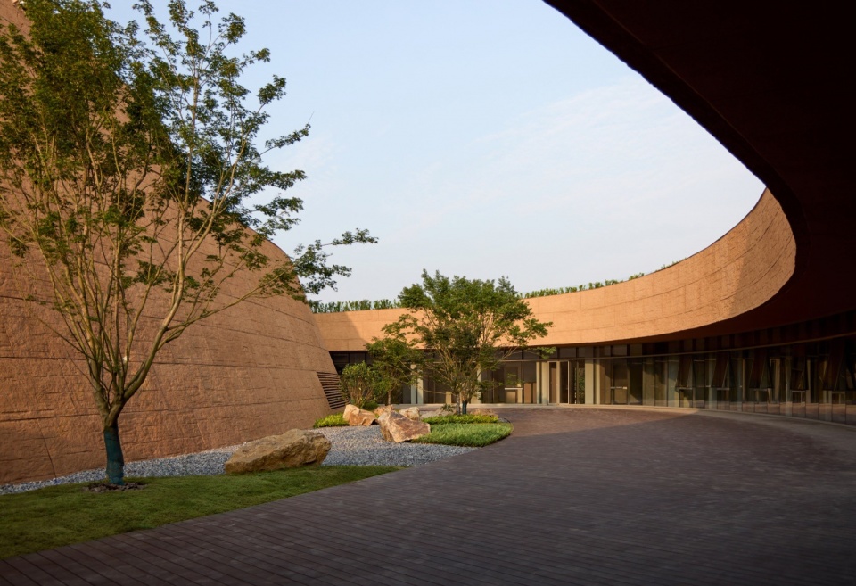 室外庭院夜景 / Night view of the outdoor courtyard