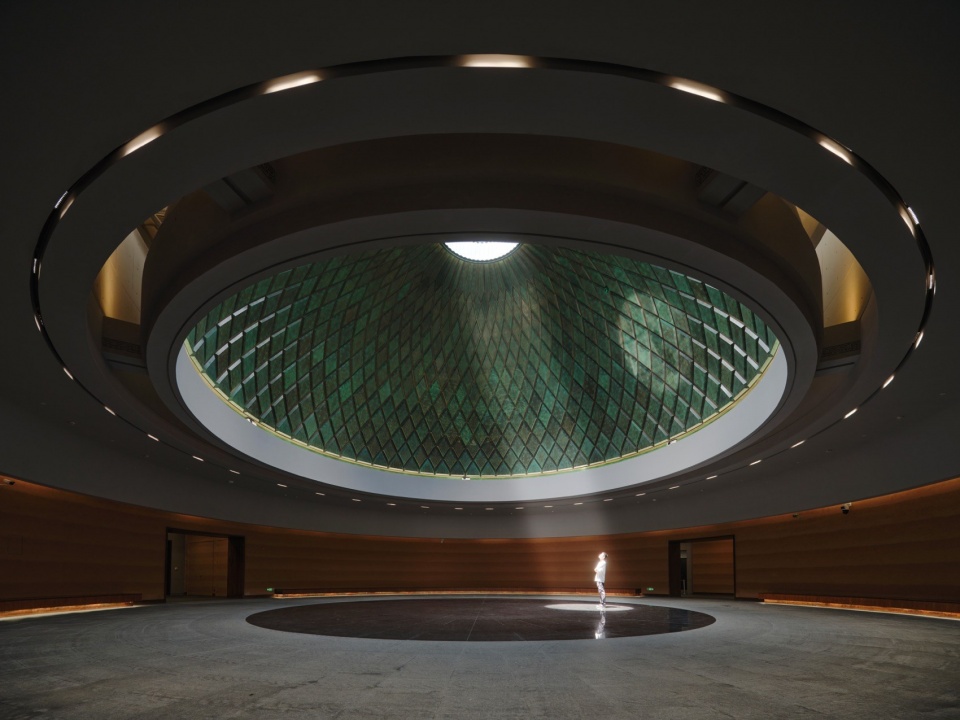 中央通高大厅 / Central double-height atrium