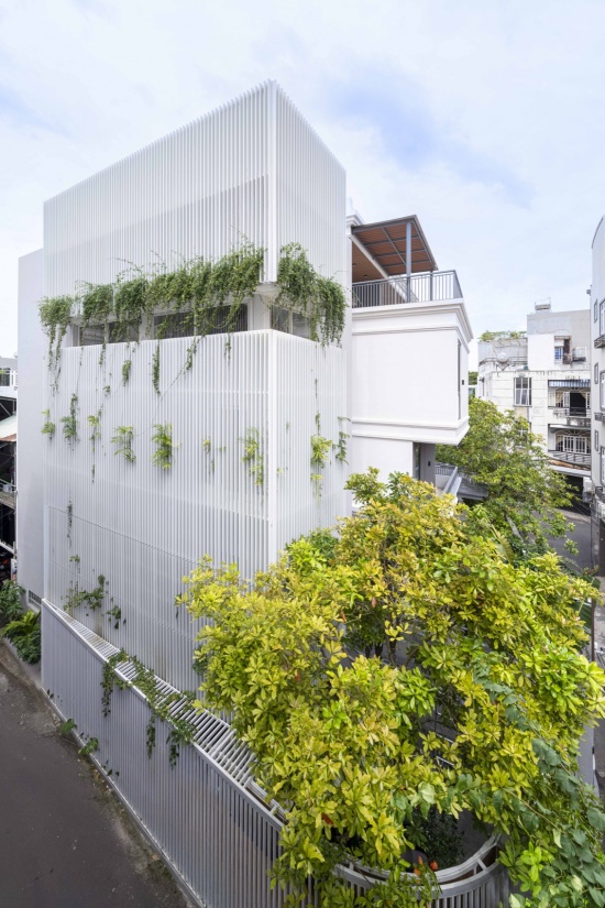 转角地块上的住宅 / The house on its corner plot