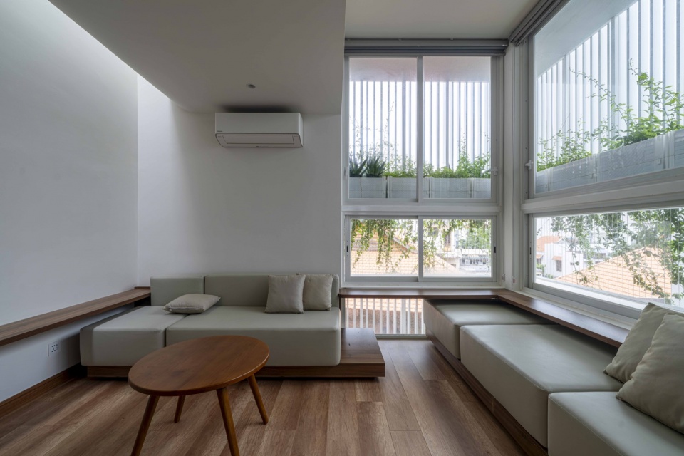 窗边起居空间 / Living space beside the windows