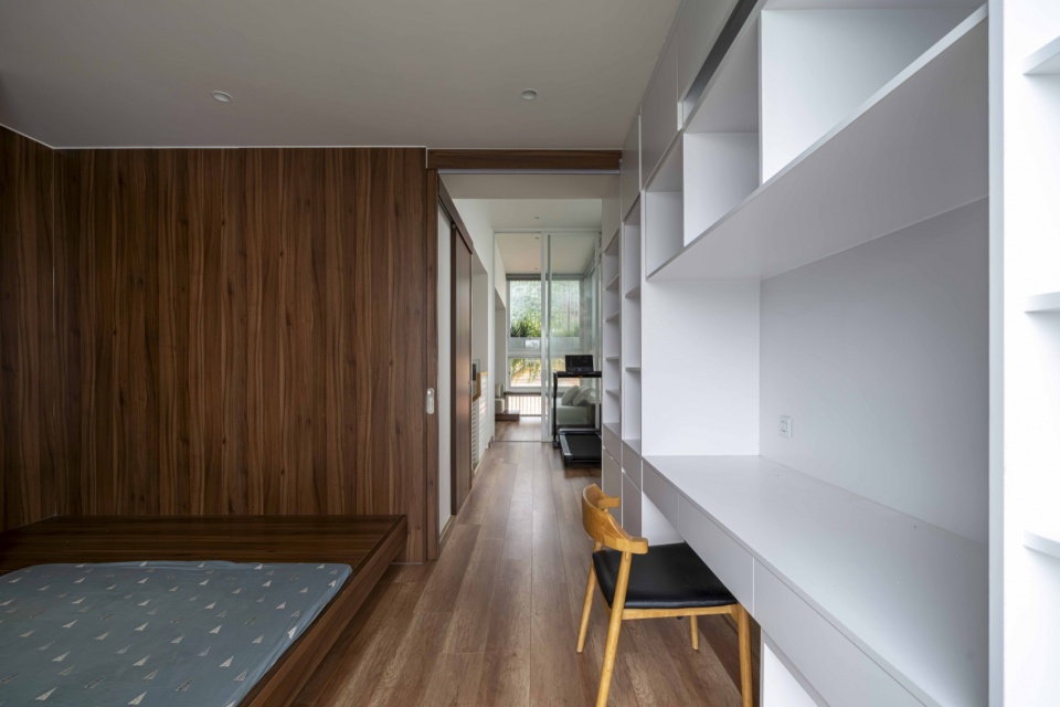 卧室中的木质界面与储物空间 / Timber surfaces and storage in the bedroom