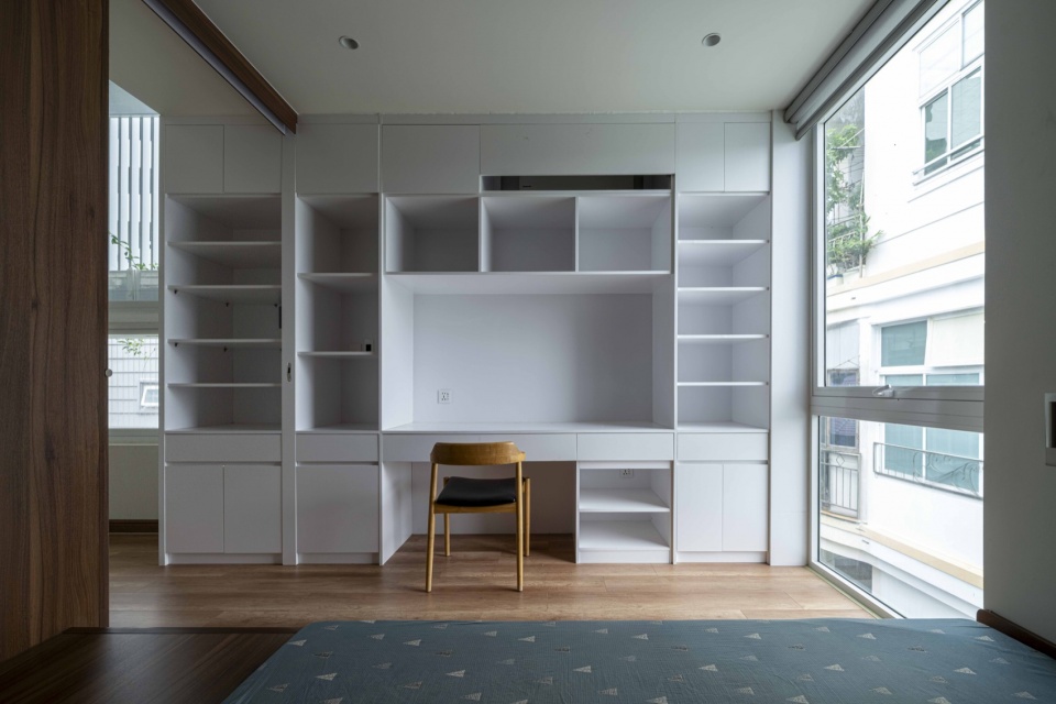 卧室的书架与书桌 / Shelving and desk in the bedroom