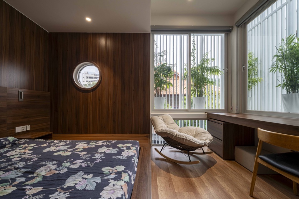 卧室与窗边休憩区 / Bedroom and window-side resting area
