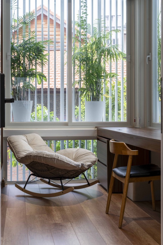 绿植旁的休憩角落 / A resting corner beside greenery