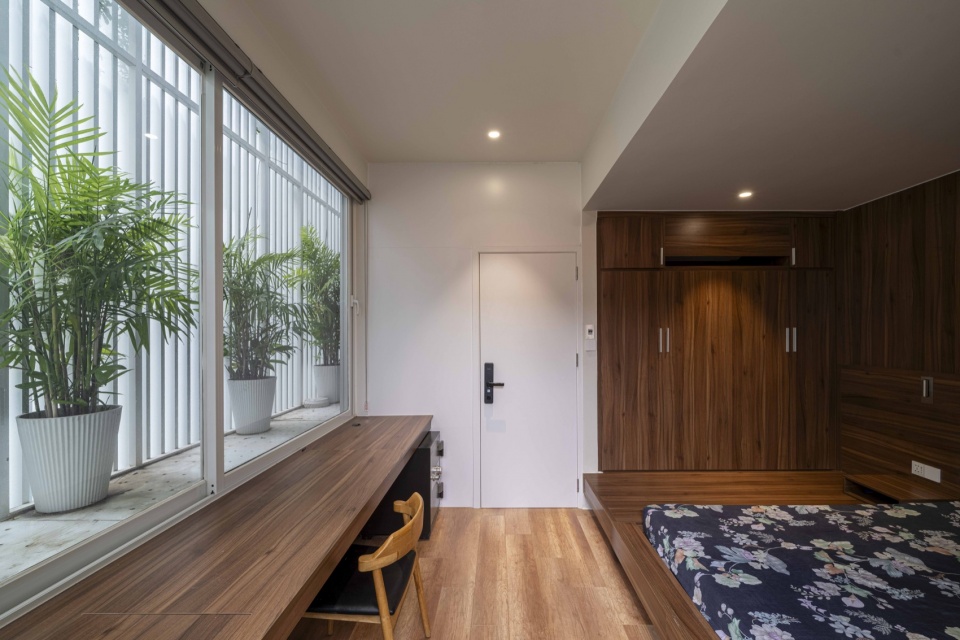 卧室与沿窗长桌 / Bedroom with a long window-side desk