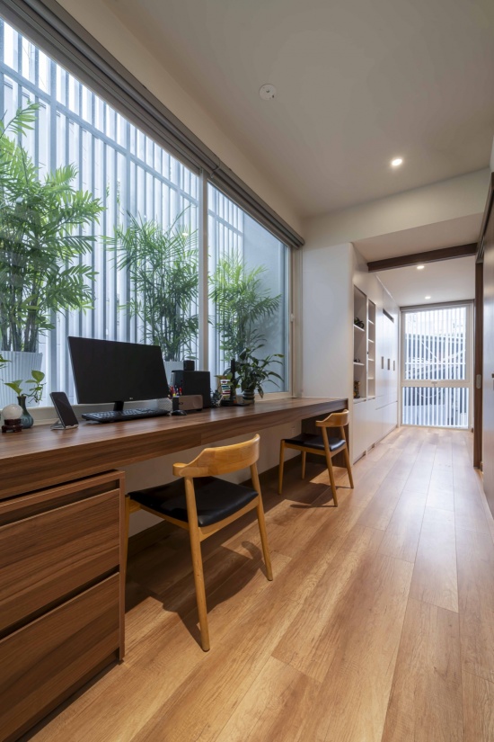 沿窗布置的学习空间 / Study space arranged along the windows
