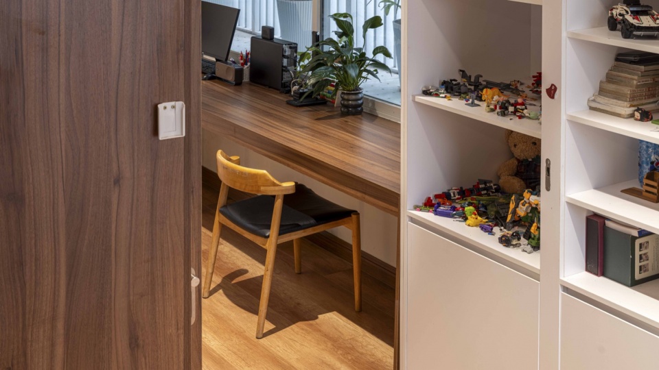 书桌与收纳细部 / Desk and storage details