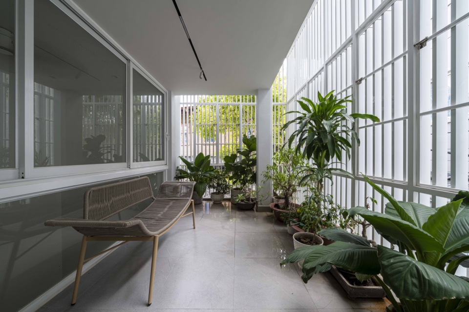 百叶内侧的半开放空间 / Semi-open space behind the louvers