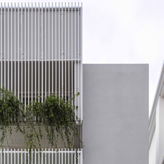 百叶立面与实墙 / Louvred façade and solid wall