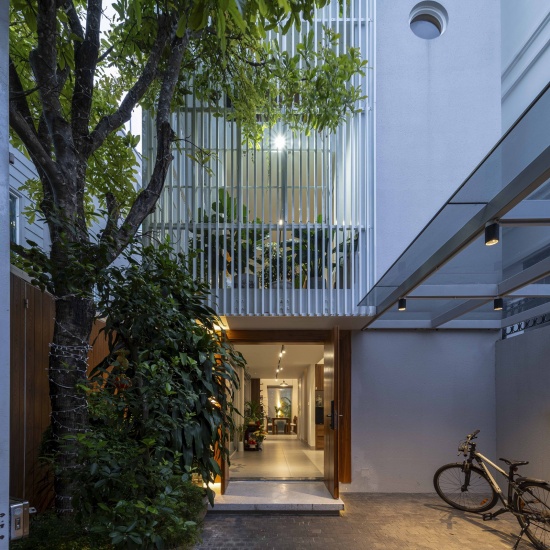 入口与庭院 / Entrance and courtyard