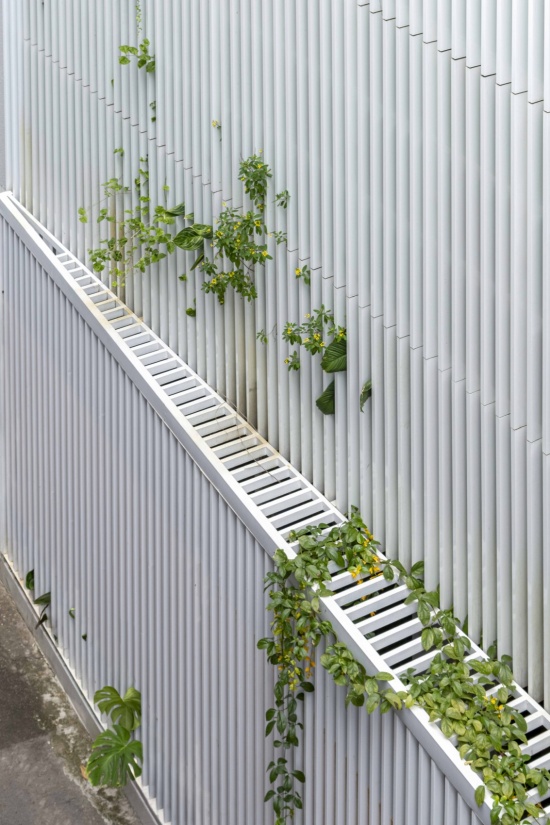 百叶之间的种植平台 / Planting platforms within the louvred envelope