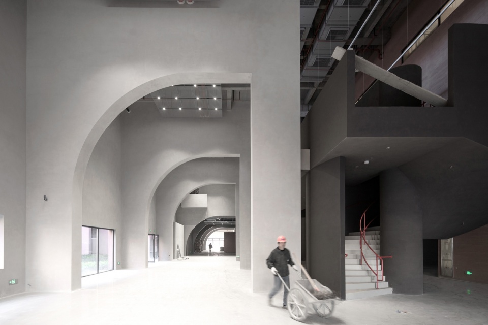 文体中心门厅 / Lobby of the Cultural & Sports Center