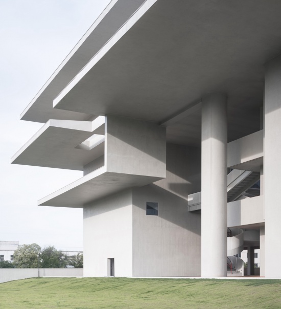 青少年宫西立面一角 / A corner of the west elevation