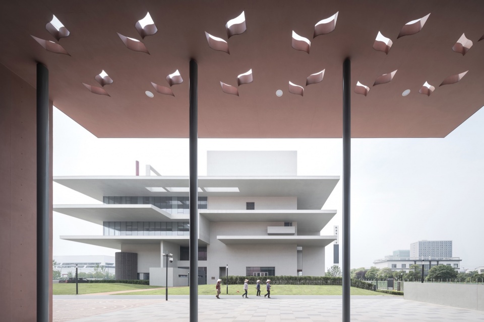 从图书馆入口门廊看青少年宫 / The Youth Palace seen from the library entrance porch