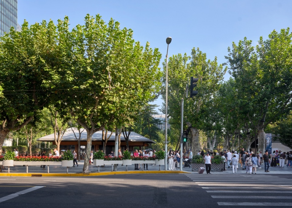 南京西路界面更新后,Park Edge along West Nanjing Road — After Renovation