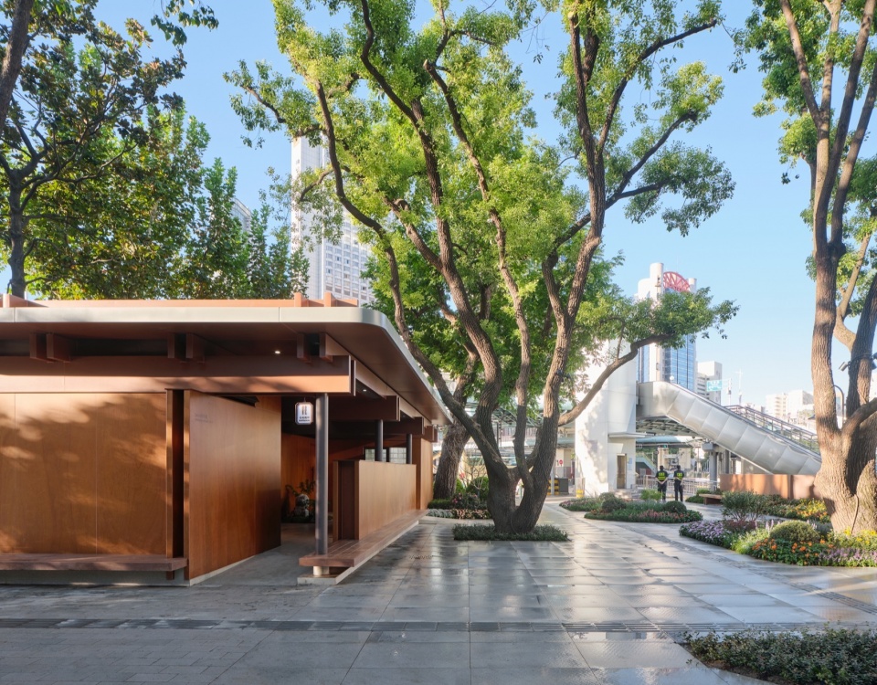 华山路天桥下空间更新后,Space beneath the Huashan Road Pedestrian Overpass — After Renovation