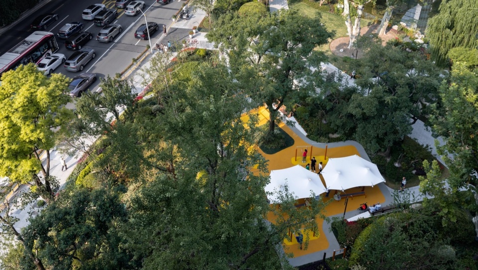延安路开放界面与健身区,Open Park Edge and Fitness Area along Yan’an Middle Road