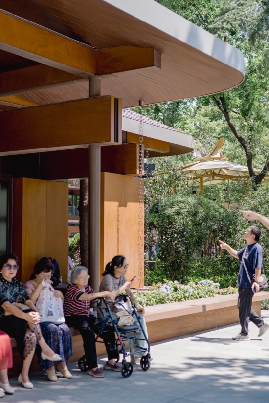 静安花房檐下休憩空间,Rest Area beneath the Eaves of the Jing’an Flower House