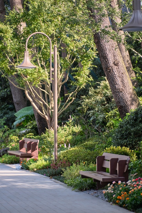 定制的座椅与路灯,Custom-Designed Benches and Light Poles