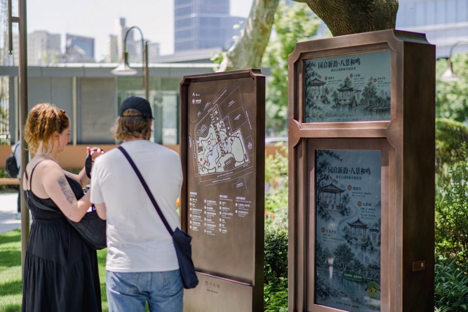 定制的导视系统,Custom-Designed Wayfinding System
