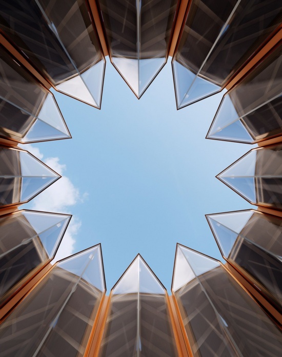 仰望星形庭院 / Looking up through the star-shaped courtyard