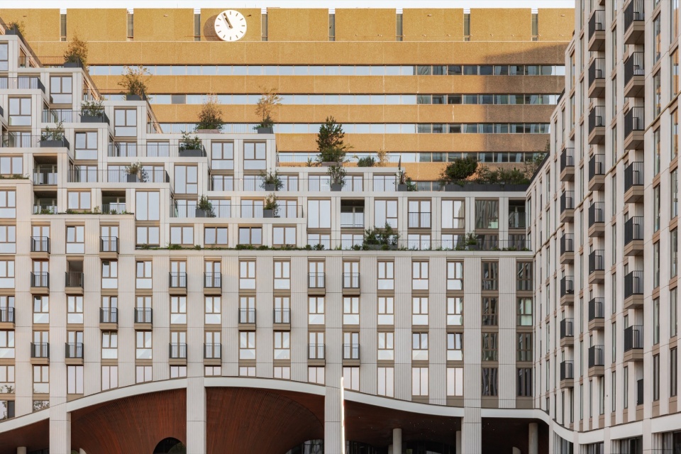 住宅立面与公共基座 / Residential façades and public base