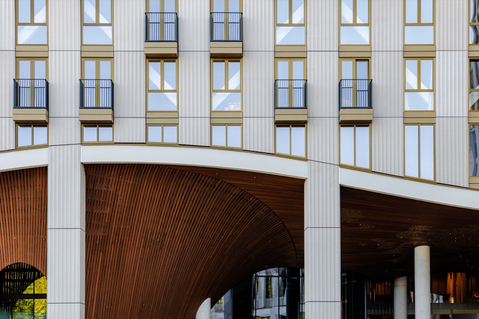 波浪形木质天花与建筑入口 / Undulating timber ceiling and building entrance