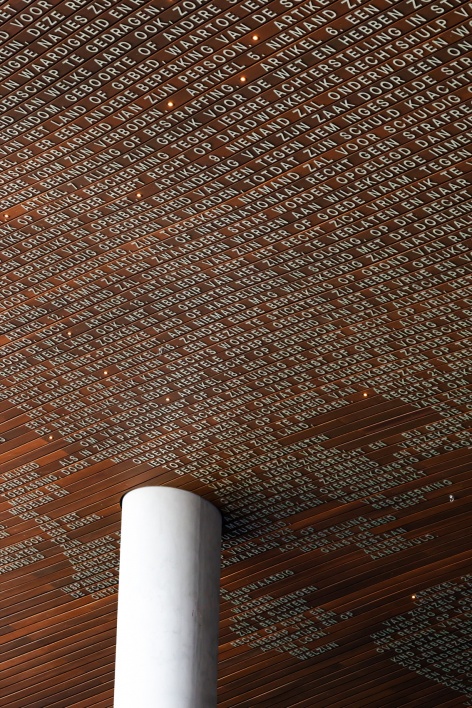 金色文字与天花细部 / Golden lettering and ceiling detail