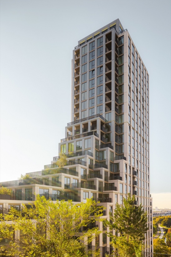 阶梯式塔楼与绿色露台 / Stepped tower and green terraces
