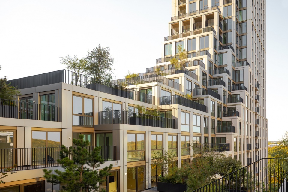 层层退台的住宅体量 / Stepped residential volumes