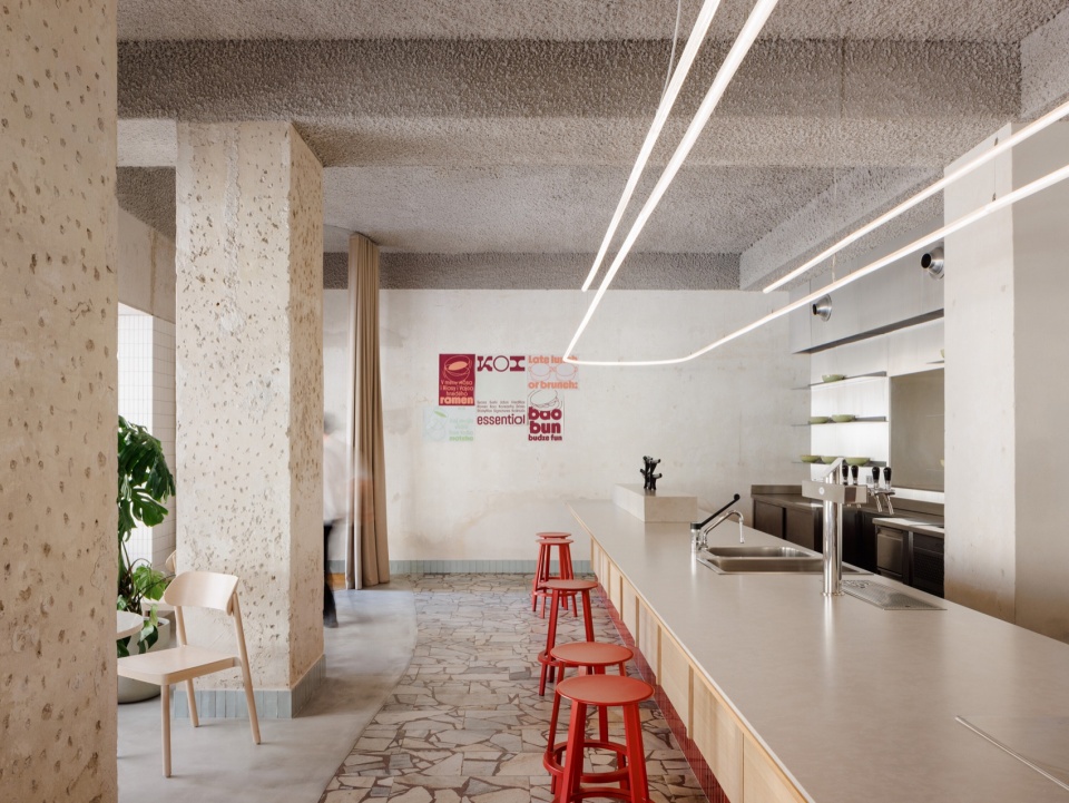 与立面平行的长吧台 / The long main counter running parallel to the facade