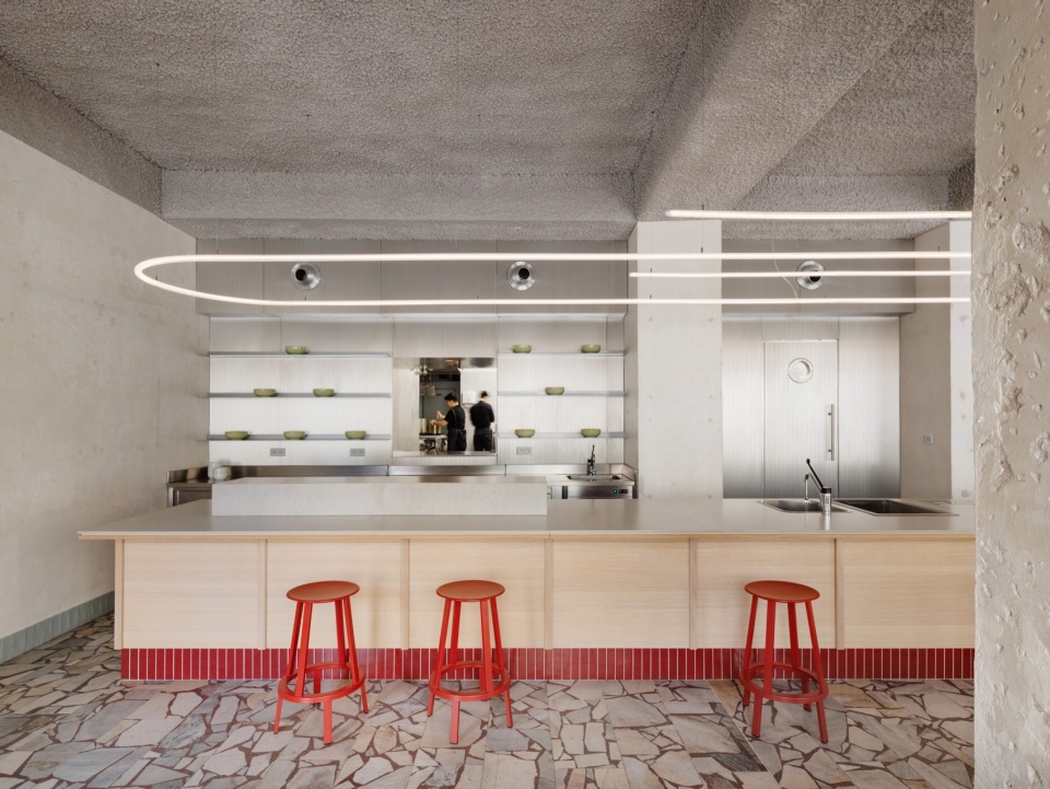 吧台与红色高脚凳 / The counter with red bar stools