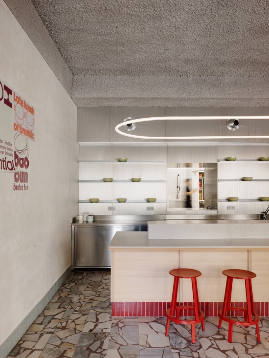 吧台与保留的马赛克地面 / The counter and the preserved mosaic floor