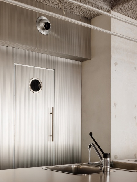 金属门与卫生间入口 / Metal doors and the restroom entrance