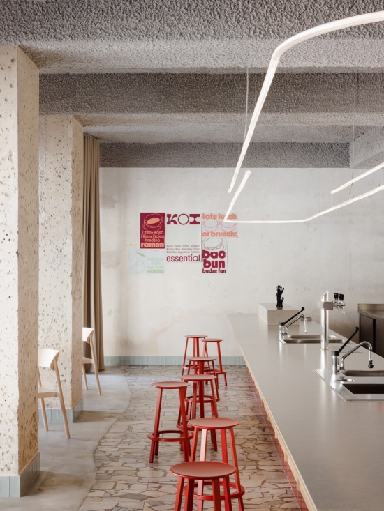 前部小酒馆区 / The bistro area at the front