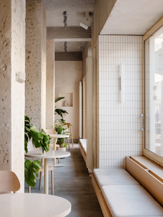 沿窗的长凳座位 / Bench seating along the windows