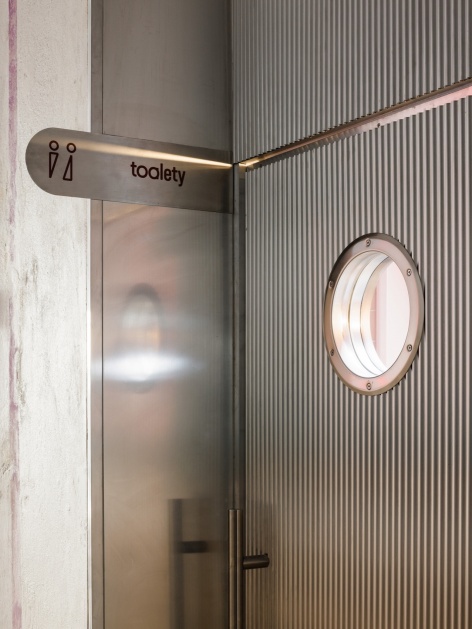 金属门与卫生间入口 / Metal doors and the restroom entrance