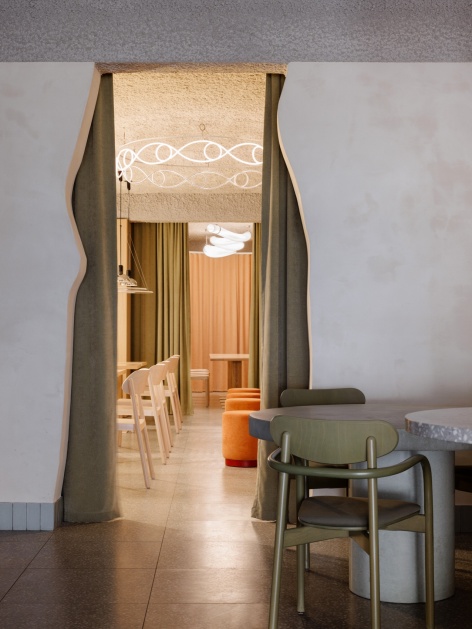 织物帘分隔的休息空间 / Lounge spaces separated by textile curtains