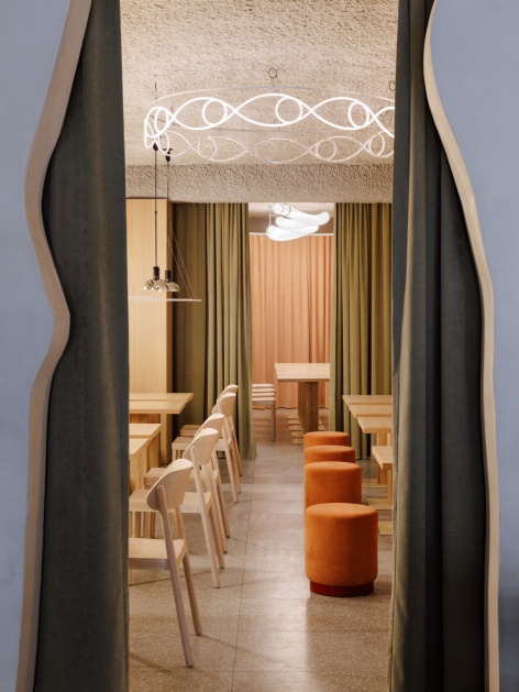 织物帘分隔的休息空间 / Lounge spaces separated by textile curtains
