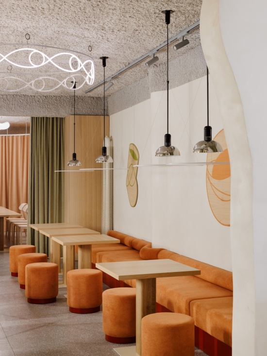 配有橙色坐墩的休息区 / The lounge with orange poufs