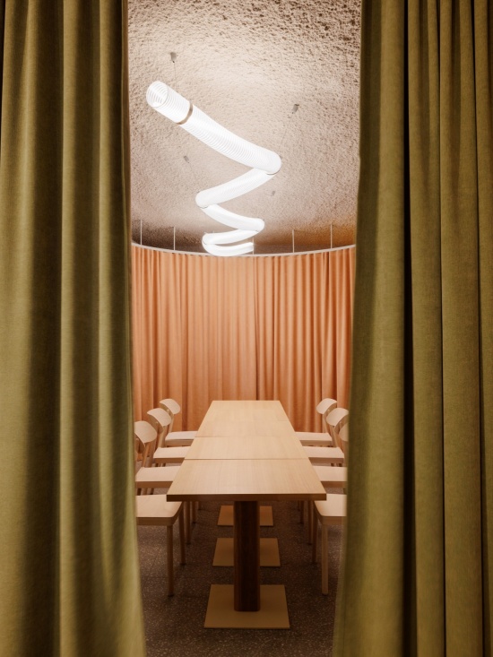 帘后的私人包间 / The private dining room behind the curtain