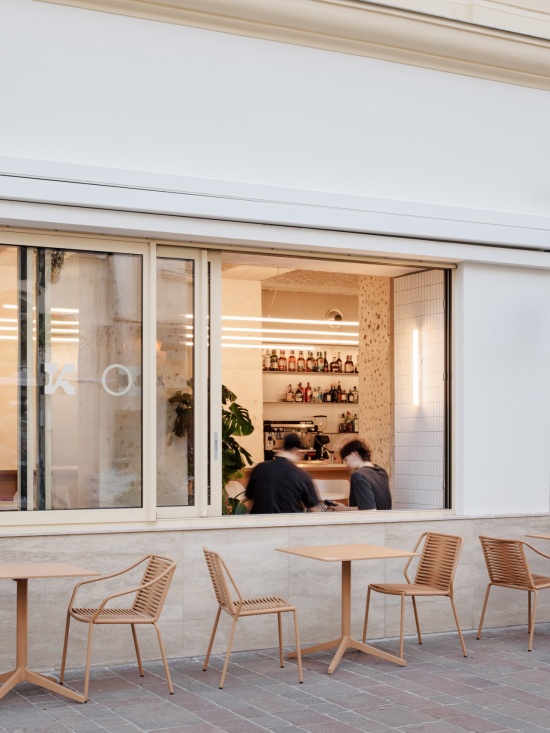 向街道敞开的通高窗 / Full-height windows opening toward the street