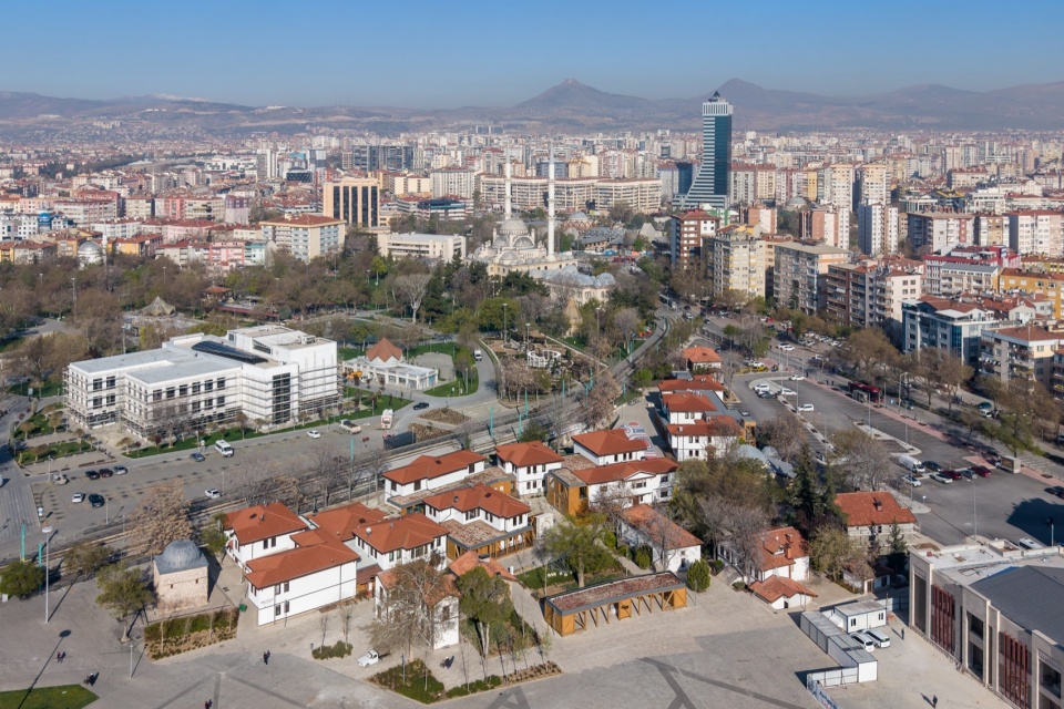 建筑群与科尼亚城市环境 / The complex within Konya